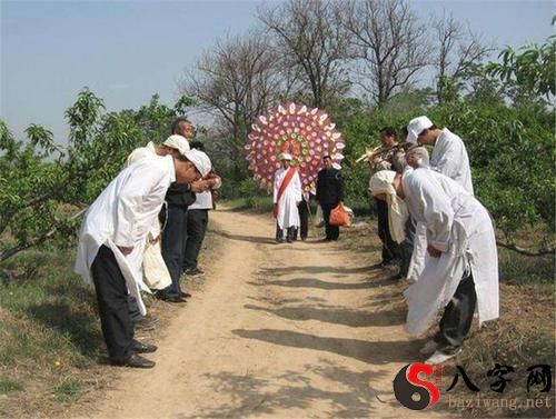 梦见带着已故老人旅游