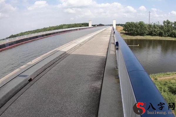 梦见桥上有很多水