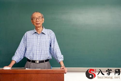 梦见自己站在讲台上